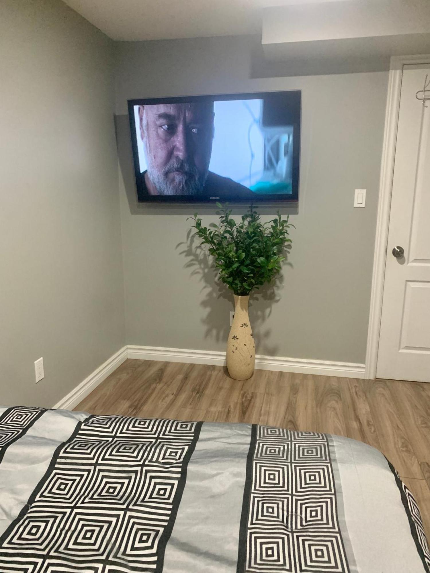 1 Room In A Cozy And Beautiful Basement Guelph Ngoại thất bức ảnh