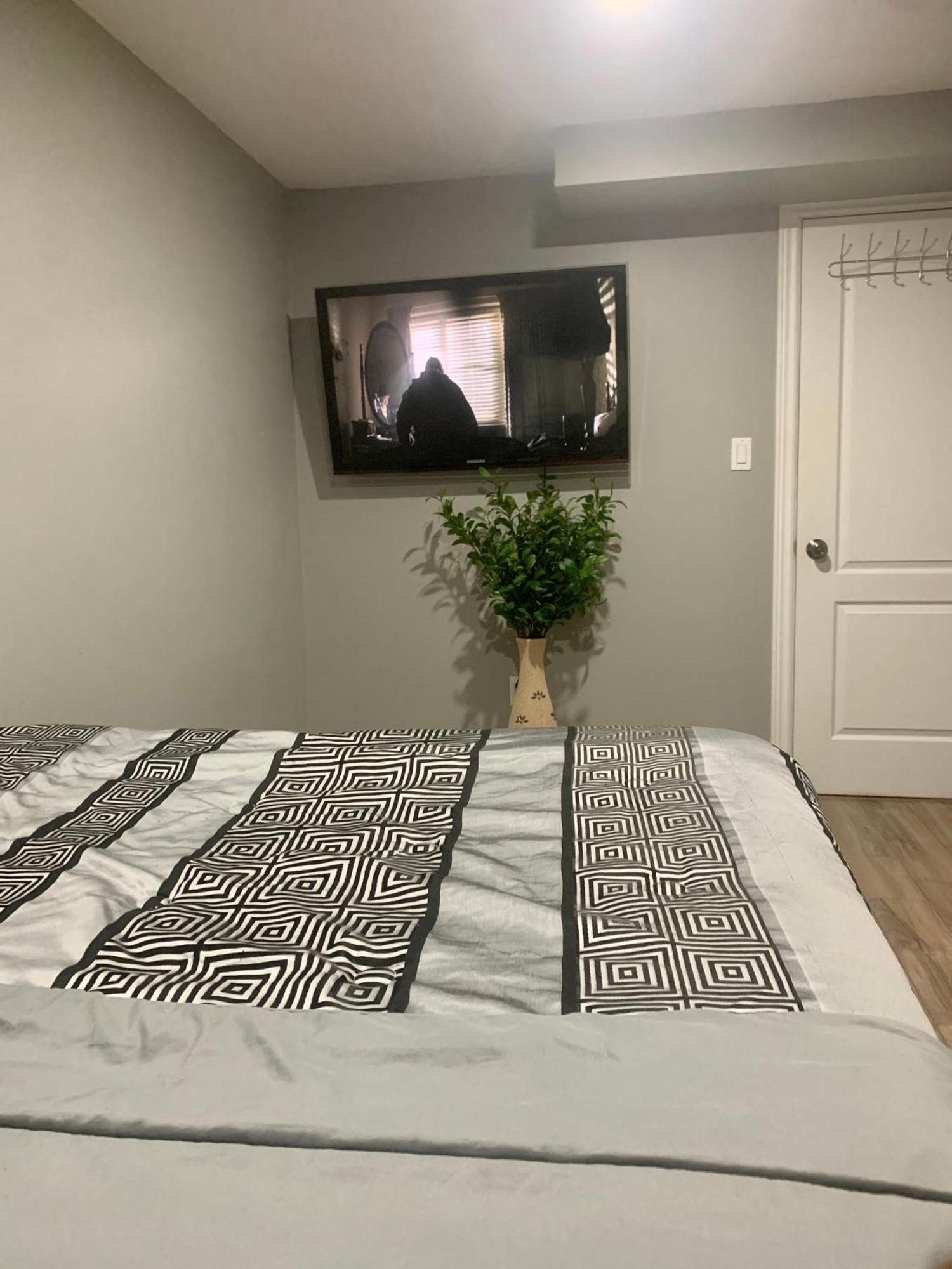 1 Room In A Cozy And Beautiful Basement Guelph Ngoại thất bức ảnh